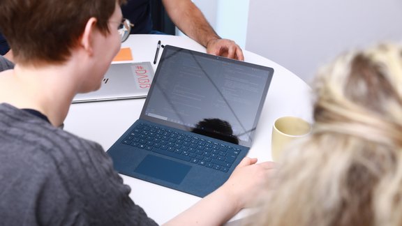 Mitarbeiterin der DigitalAgentur arbeitet am Laptop