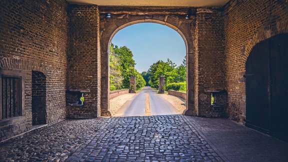 Das Schwerpunktbild zeigt einen Durchgang in einem alten Haus